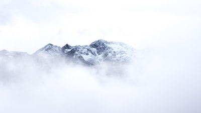 云雾雪山